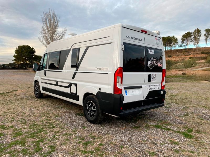 En venta Adria Twin Axess 600 SP family ocasión Blanco 2022 Barcelona foto 3
