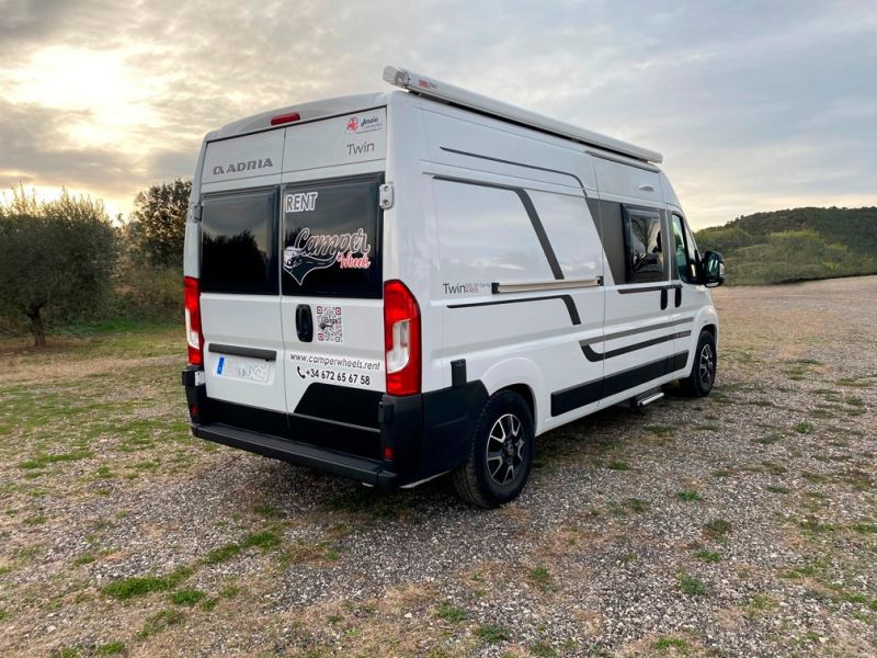 En venta Adria Twin Axess 600 SP family ocasión Blanco 2022 Barcelona foto 4
