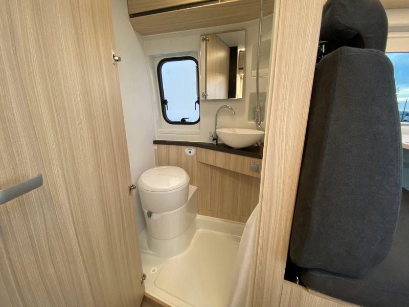 En venta Adria Twin Axess 600 SP family ocasión Blanco 2022 Barcelona foto 11