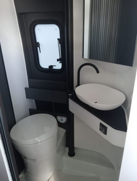 En venta Adria Elios 63 GX Skylift Blanco 2025 Guipúzcoa foto 9