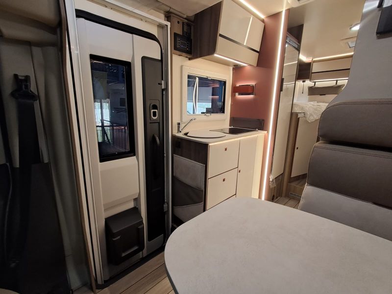 En venta Roller Team Roller Team Ford Fronos Fit 281 TL Selekt Open Air 165 CV 2026 Blanco 2026 Barcelona foto 10