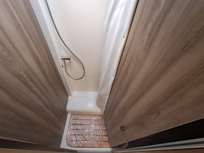 En venta Roller Team Roller Team Ford Fronos Fit 281 TL Selekt Open Air 165 CV 2026 Blanco 2026 Barcelona foto 20