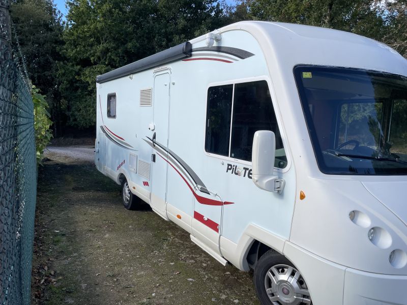 En venta Pilote Adventure G740 Integral Cama Isla Blanco 2012 Ourense foto 2