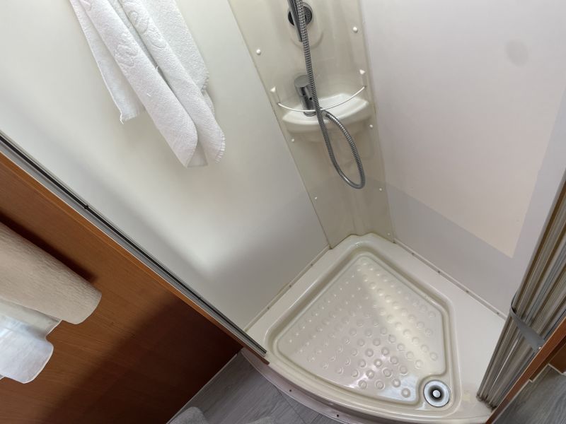 En venta Pilote Adventure G740 Integral Cama Isla Blanco 2012 Ourense foto 5