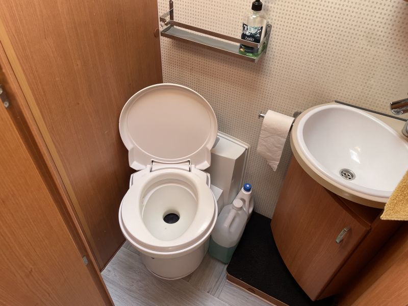 En venta Pilote Adventure G740 Integral Cama Isla Blanco 2012 Ourense foto 7