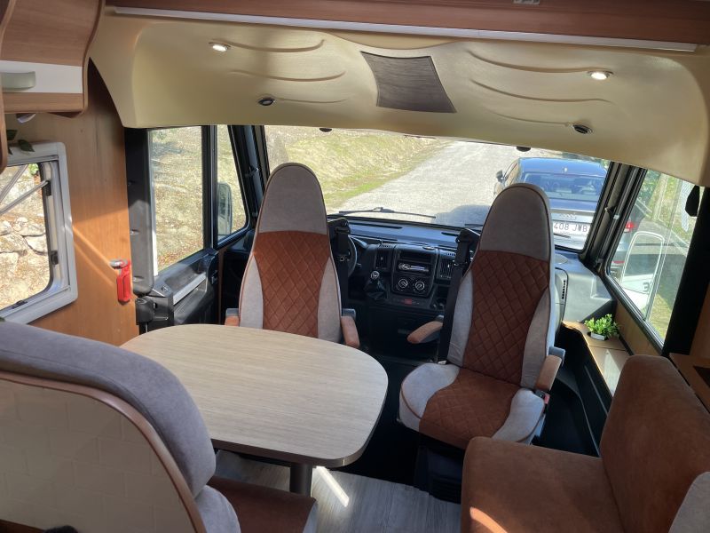 En venta Pilote Adventure G740 Integral Cama Isla Blanco 2012 Ourense foto 11