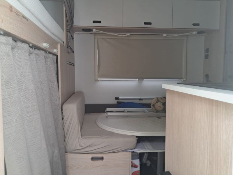 En venta Adria 472 pk Blanco 2022 Barcelona foto 4