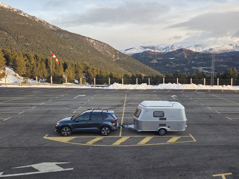 En venta Hymer / Eriba / Hymercar ERIBA Touring 310 Gris 2017 Barcelona foto 4