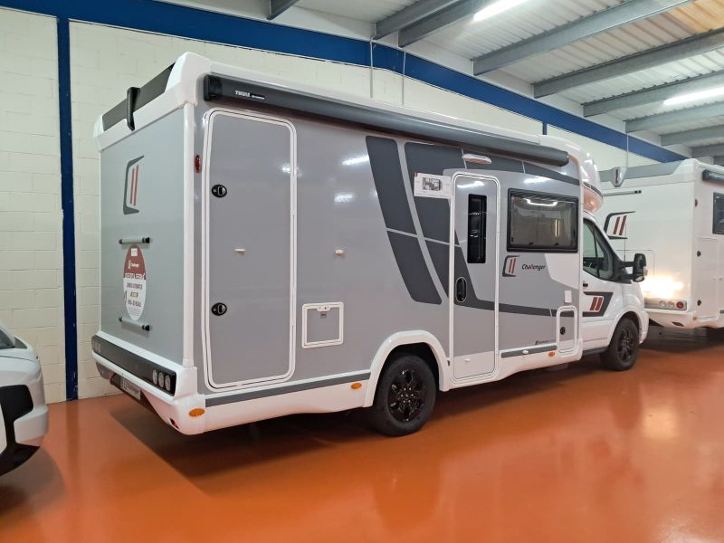 En venta Challenger Challenger Ford 240 Graphite Edition 165 CV Automatic Blanco 2026 Barcelona foto 3