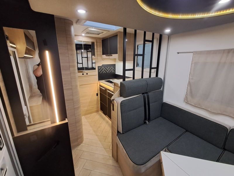 En venta Challenger Challenger Ford 240 Graphite Edition 165 CV Automatic Blanco 2026 Barcelona foto 11