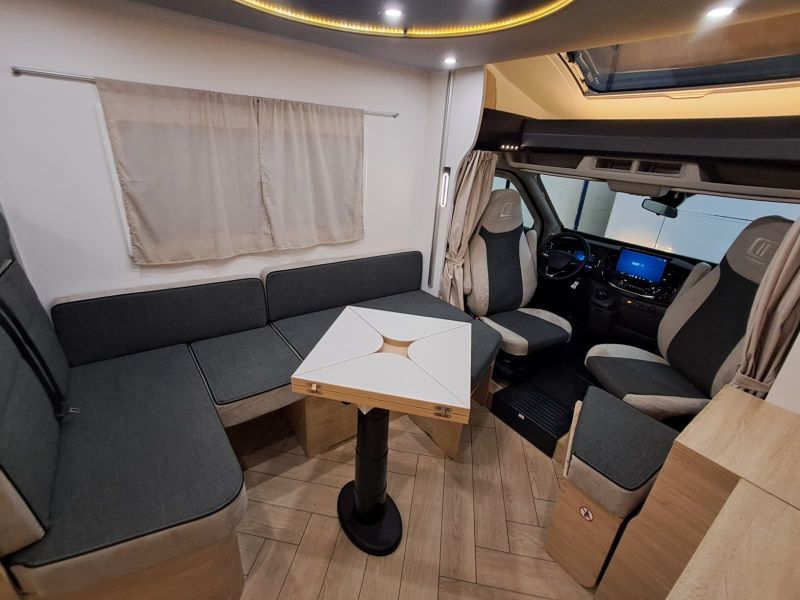 En venta Challenger Challenger Ford 240 Graphite Edition 165 CV Automatic Blanco 2026 Barcelona foto 12