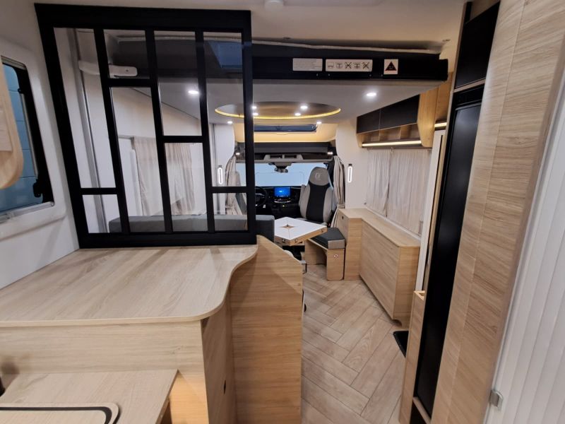 En venta Challenger Challenger Ford 240 Graphite Edition 165 CV Automatic Blanco 2026 Barcelona foto 13