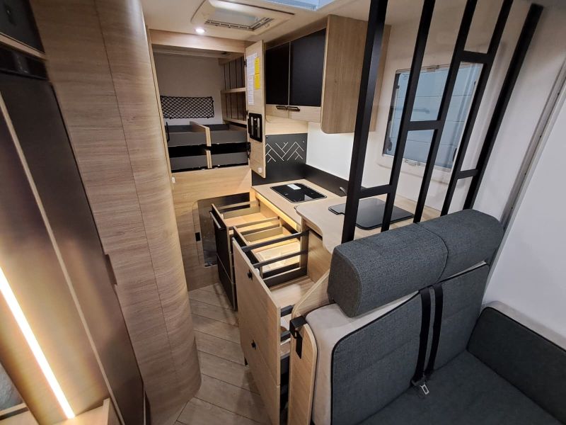 En venta Challenger Challenger Ford 240 Graphite Edition 165 CV Automatic Blanco 2026 Barcelona foto 14