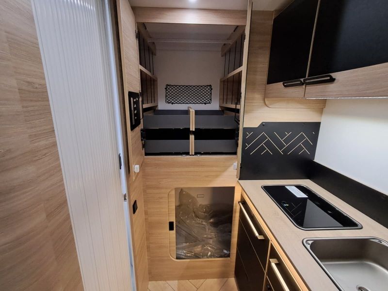 En venta Challenger Challenger Ford 240 Graphite Edition 165 CV Automatic Blanco 2026 Barcelona foto 15