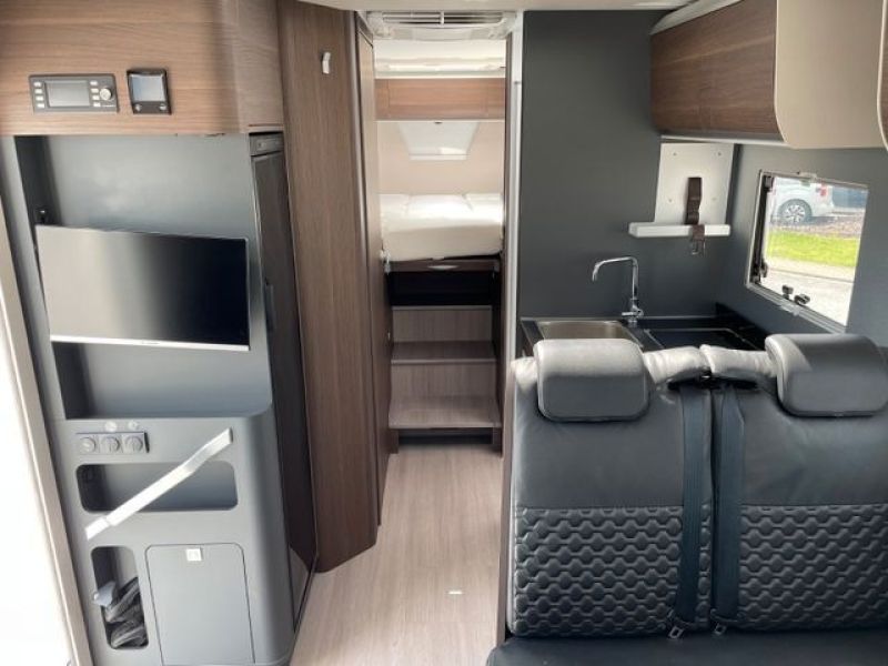 En venta Adria Adria Matrix Supreme 670 SL Blanco 2022 Madrid foto 13