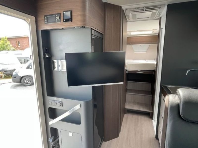 En venta Adria Adria Matrix Supreme 670 SL Blanco 2022 Madrid foto 19