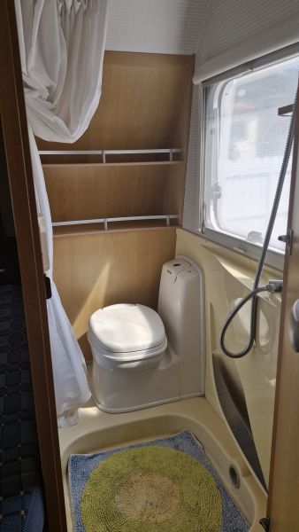 En venta Knaus CARAVAMA SUDWIND 500 FSK 3 AMBIENTES Blanco 2010 Barcelona foto 16