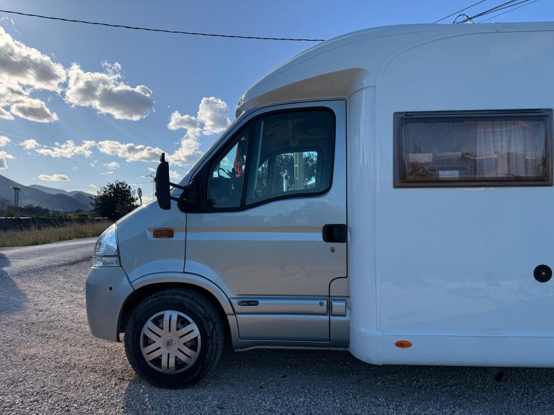 En venta Renault DELFIN BURSTNER T695 Blanco 2006 Alicante foto 8