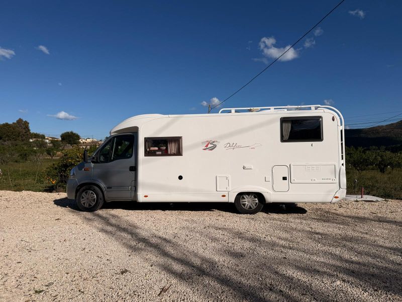 En venta Renault DELFIN BURSTNER T695 Blanco 2006 Alicante foto 16