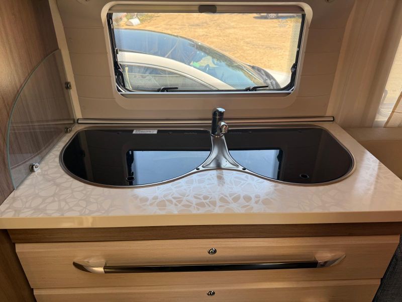 En venta Hobby 560 FFE Deluxe Blanco 2017 Asturias foto 9