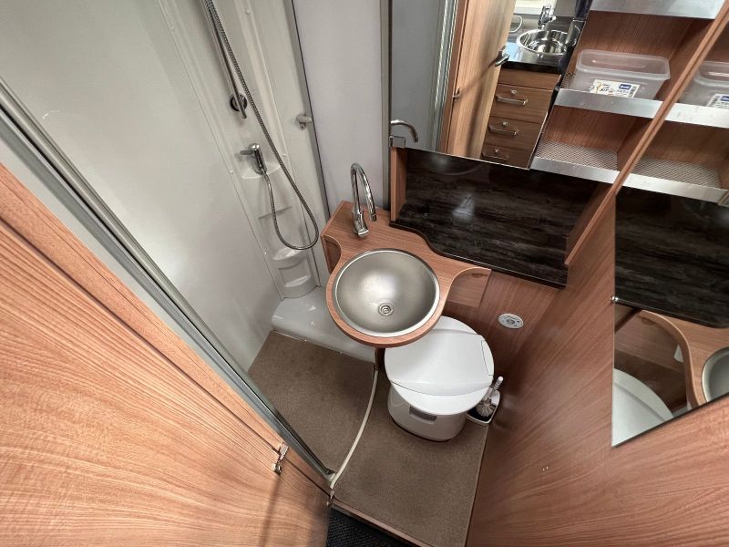 En venta Knaus Sky I 650 LEG   Blanco 2012 Madrid foto 9