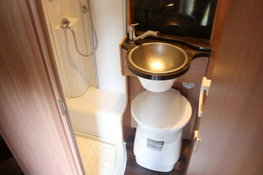 En venta Knaus Sky Wave 650 MG Blanco 2015 Madrid foto 13