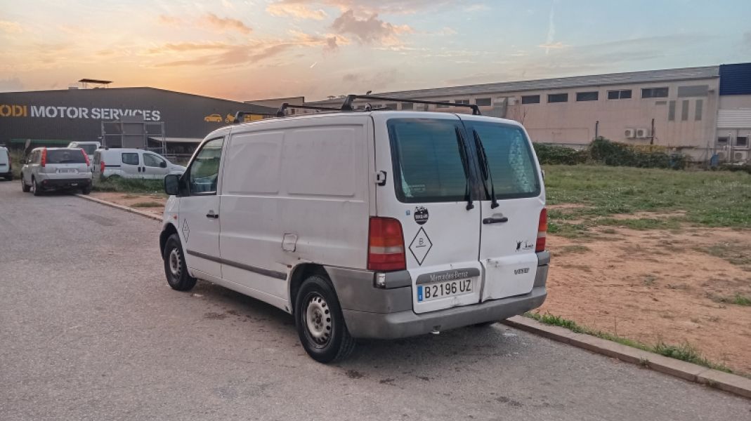 En venta Mercedes-Benz Vito Blanco 1999 Barcelona foto 2