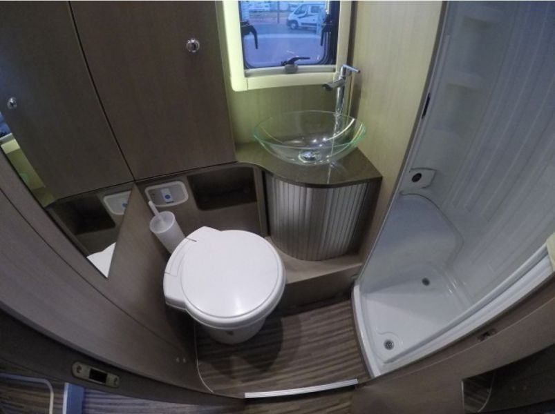 En venta Adria Matrix Supreme M 667 SPS Blanco 2013 Tarragona foto 5