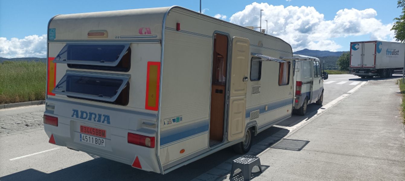En venta Adria B-542PK Blanco 2001 Barcelona foto 1
