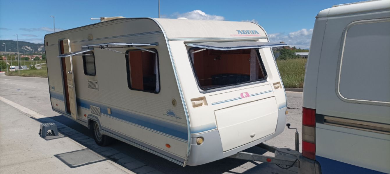 En venta Adria B-542PK Blanco 2001 Barcelona foto 2