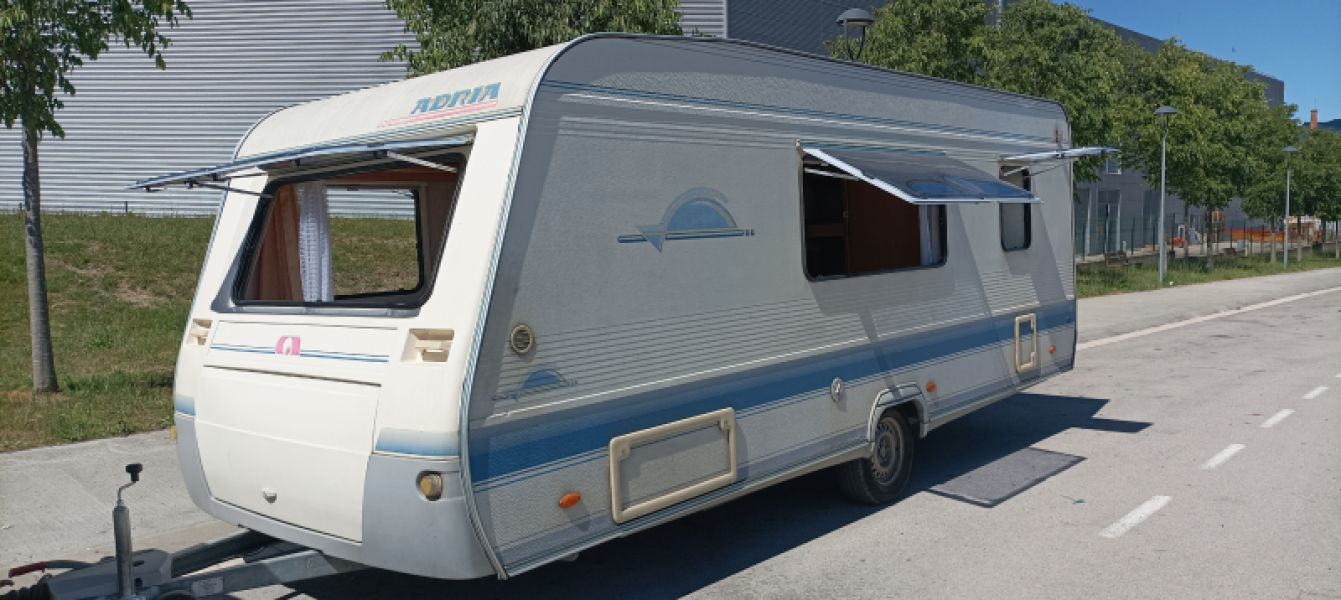 En venta Adria B-542PK Blanco 2001 Barcelona foto 3