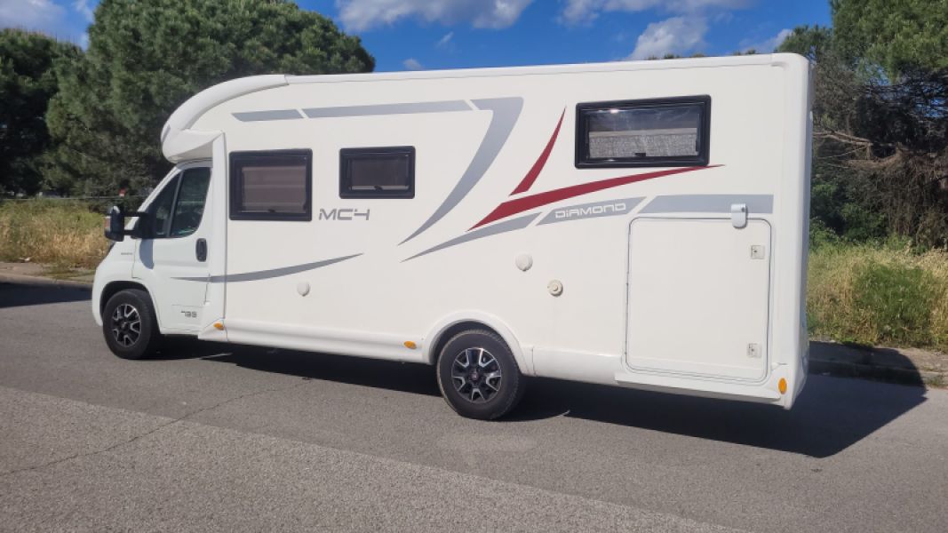 En venta McLouis DIAMOND MC4 73G Multijet2  2.3 150CV Blanco 2017 Barcelona foto 1