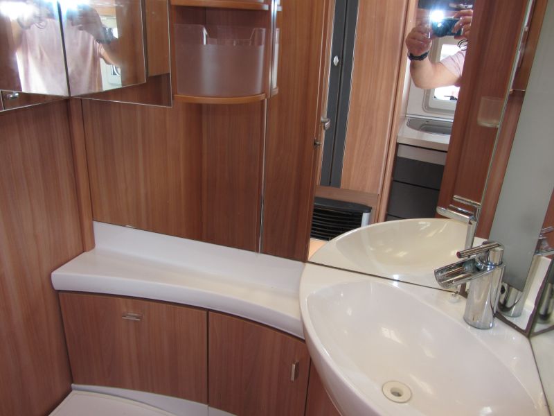 En venta Hobby LUXE 550 Blanco 2010 Sevilla foto 9