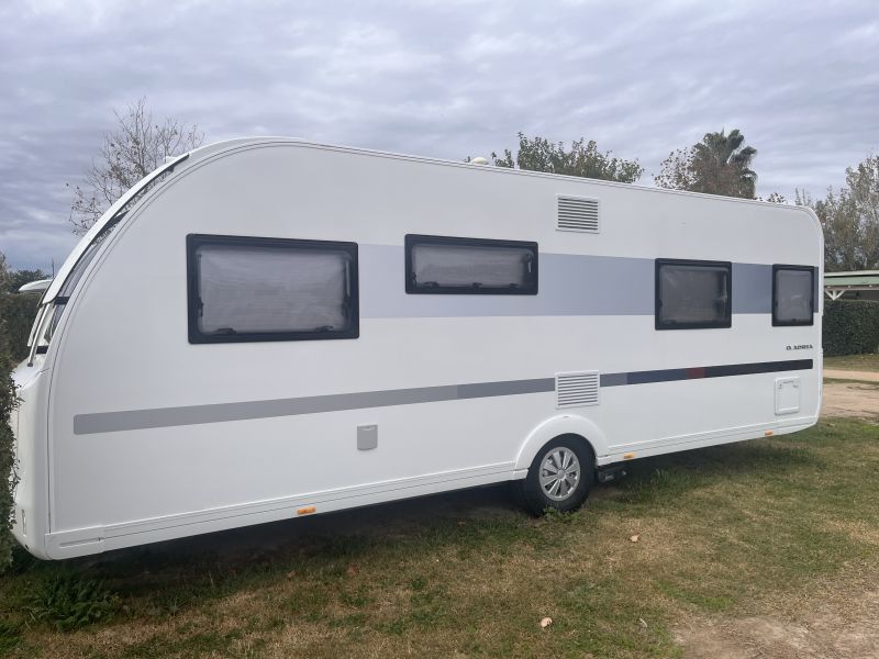 En venta Adria Adora 613 UT Blanco 2024 Barcelona foto 1