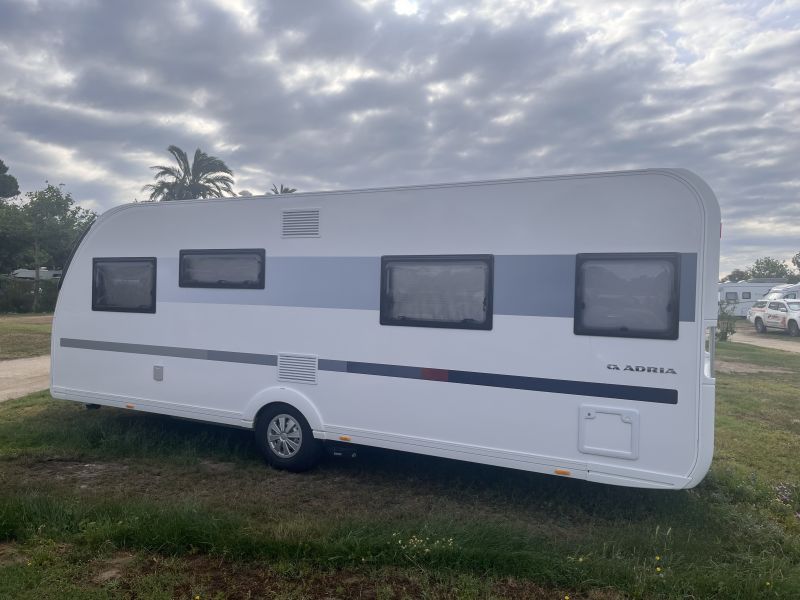 En venta Adria Adora 613 UT Blanco 2024 Barcelona foto 2