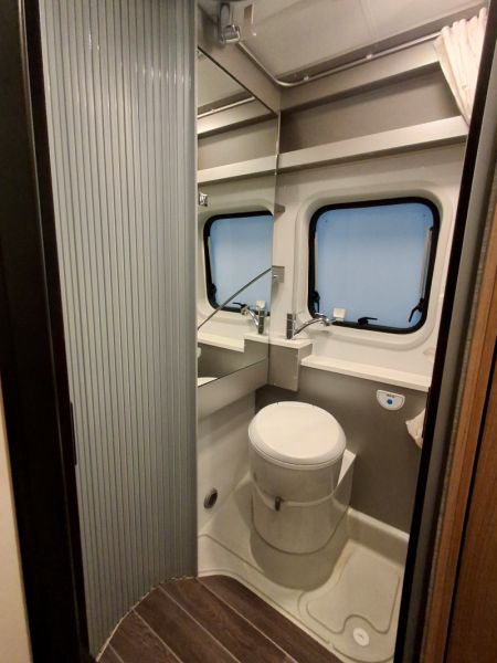 En venta Adria Twin SPT Family 600 Blanco 2019 Alicante foto 9