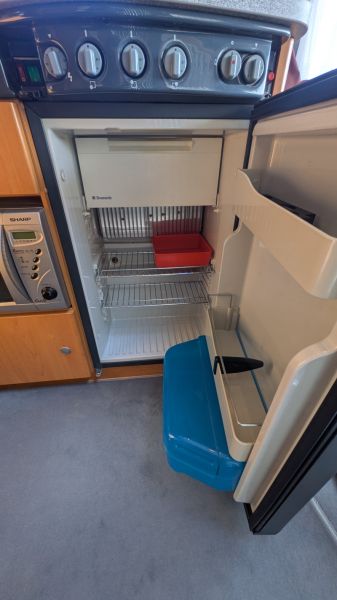 En venta Dethleffs Camper Lifestyle 450 DB  Gris 2006 Barcelona foto 13