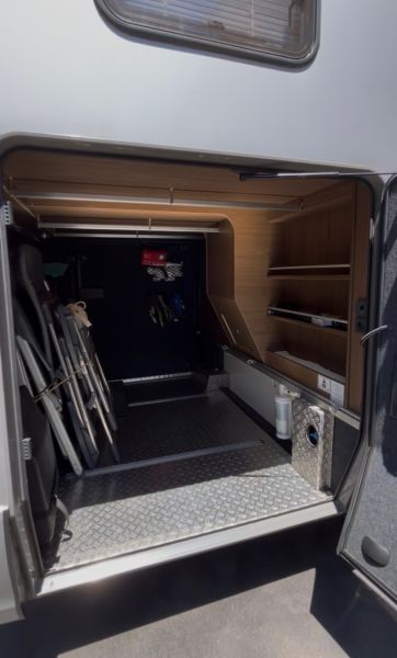 En venta Hymer / Eriba / Hymercar HYMER CLASE B-SL 704 Gris 2019 Madrid foto 4
