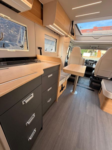 En venta Adria Matrix  650 DC 60Y LUXE Gris 2026 Pontevedra foto 3