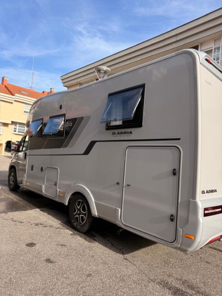En venta Adria Matrix  650 DC 60Y LUXE Gris 2026 Pontevedra foto 19