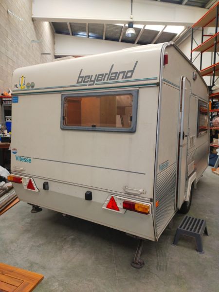 En venta Beyerland VITESSE 400-2 Beige 2010 Tarragona foto 8