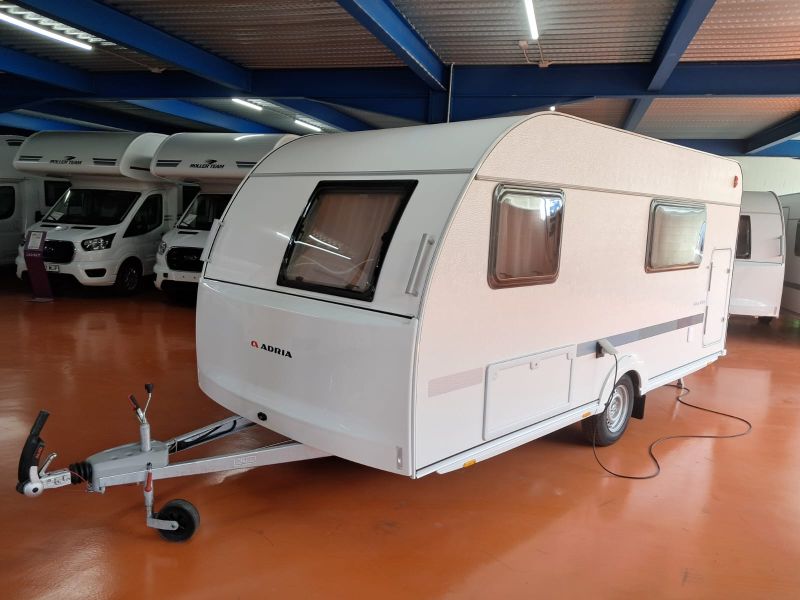 En venta Adria ADRIA AVIVA 472 PK  Blanco 2024 Barcelona foto 2